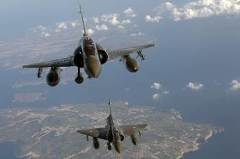 Dos cazas franceses, sobrevolando el Mediterráneo. (Foto: ECPAD)
