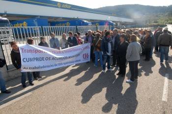 Un grupo de extrabajadores de GEA, ayer en las instalaciones de Azkar en Valladares. Foto: Lydia Miranda