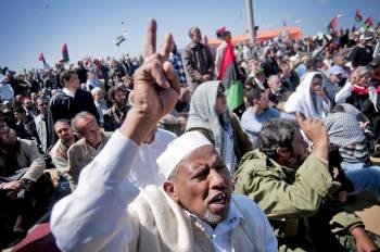 Libios gritan consignas durante una protesta en Bengasi contra de Gadafi, tras los rezos del viernes. (Foto: MANU BRABO)