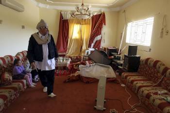 Daños provocados en el interior de una vivienda por los ataques áreos de las tropas de la coalición, en Trípoli. (Foto: MESSARA)