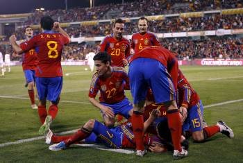 Los jugadores de la selección española celebran el segundo gol, conseguido por David Villa. (Foto: JULIO MUÑOZ)