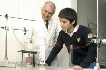 Un profesor de Química explica un experimento a un alumno. (Foto: ARCHIVO)