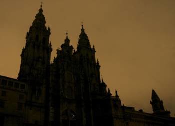 La Catedral de Santiago, a oscuras, en marzo de 2010. (Foto: ARCHIVO)