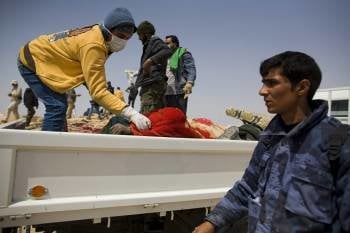 Rebeldes libios transportan los cuerpos de las víctimas tras retomar el control de Ajdabiya. (Foto: S. KONSTANTINIDIS)