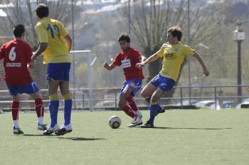 Un jugador del Ourense B pelea un balón con un rival del Cambados. (Foto: Martiiño pinal)