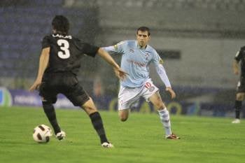 El onubense Lamas intenta superar a un jugador del Celta de Vigo? (Foto: LANDIN)