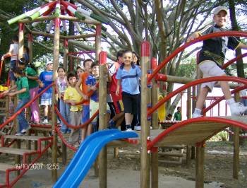 Niños y niñas jugando en un parque infantil. (Foto: PAUL McERLANE)