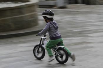 Un niño juega con su bicicleta en la Prada do Ferro, en la ciudad. (Foto: MIGUEL ANGEL)