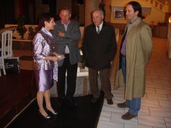 Gloria Pérez recibe a un grupo de asistentes a la cena anual de la Asociación Española contra el Cáncer. (Foto: J.C.)