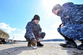 Dos soldados norteamericanos comprueban el nivel de radiación en la localidad de Kisenuma. (Foto: C. Aslund)