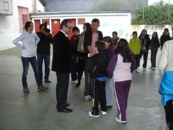 El conselleiro de Educación conversa con alumnos del colegio Otero Pedrayo de Viloira. (Foto: J.C.)