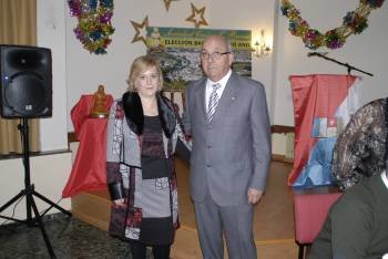 María José Conde recibió el galardón de 'Barquense del Año' del presidente del Casino, Pedro Arias. (Foto: L.B.)