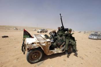 Los rebeldes fueron obligados a replegarse ante la ofensiva de las tropas gadafistas. (Foto: KHALED ELFIQI)