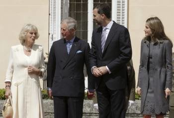 Los Príncipes de Asturias posan junto al príncipe Carlos de Inglaterra y su esposa, Camila, duquesa de Cornualles, al inicio de la recepción oficial que don Felipe y doña Letizia les ofrecieron hoy en el Palacio de El Pardo, en el primer día de su visita 