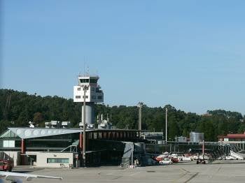 Torre de control del aeropuerto vigués de Peinador. (Foto: ARCHIVO)