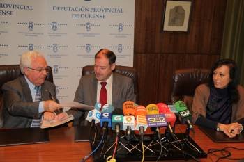 José Luis Baltar y Salustiano Mato y María Lameiras, durante la firma del convenio de colaboración. (Foto: JOSÉ PAZ)