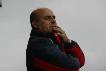 Cándido Gómez, entrenador del Ourense, sigue las evoluciones del partido del domingo en Vilalonga. (Foto: )