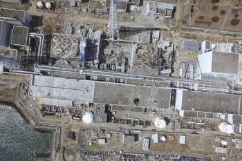 Fotografía aérea en la que se aprecian los graves daños que sufre la central nuclear de Fukushima. (Foto: AIR PHOTO SERVICE )