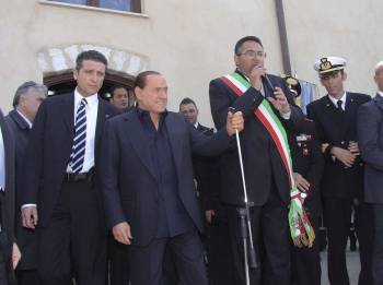 Berlusconi, durante la visita que realizó a la isla de Lampedusa. (Foto: M. NACCARI)