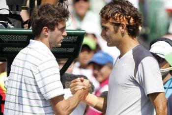 Gilles Simon y Federer se saludan tras la retirada del galo. (Foto: ma)