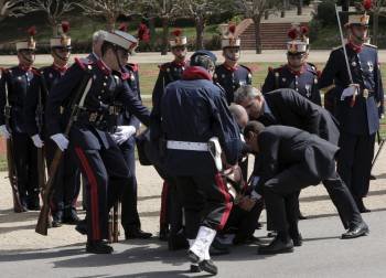 Uno de los miembros de la Guardia Real que participaban en el desfile de la recepción oficial de los Príncipes de Asturias al príncipe Carlos de Inglaterra y su esposa en su visita oficial a España, sufre un desvanecimiento. EFE.