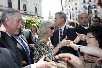 El príncipe Carlos junto a su esposa Camila saludan a las personas que aguardaban su llegada al Ayuntamiento de Sevilla. (Foto: EDUARDO ABAD)