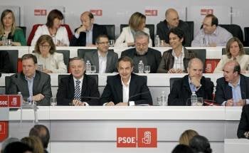 Zapatero, entre Blanco y Chaves, en el Comité Federal en el que anunció que no volverá a presentarse. (Foto: EMILIO NARANJO)