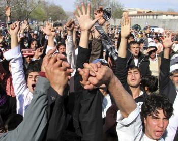 Ciudadanos afganos protestan en la calle por la quema del Corán. (Foto: S.SAWABO)