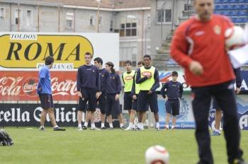 Los jugadores del Ourense, ayer durante el entrenamiento previo al partido contra el As Pontes.? (Foto: martiño pinal)