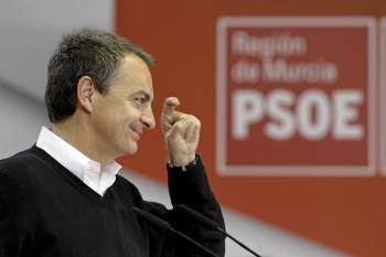 Zapatero forma con sus dedos el gesto de la ceja usado en su campaña, ayer en Murcia. (Foto: JUAN MORENO)