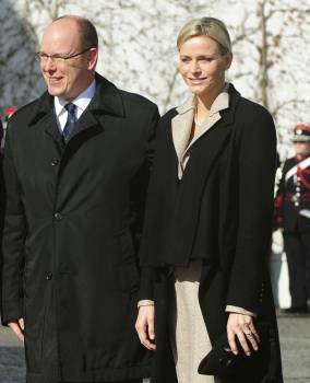 El príncipe Alberto II de Mónaco (2-d) y su novia Charlene Wittstock. 