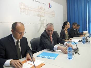 Abel Losada (PSOE), Manuel Sández (Unicef), Pilar Rojo, Pedro Puy (PP) y Carlos Aymerich (BNG), en la firma del acuerdo. (Foto: JORGE LEAL)