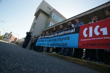 Un grupo de delegados de la CIG de automoción, ayer ante la sede de Ceaga, junto a PSA Vigo. Foto: Vicente Alonso