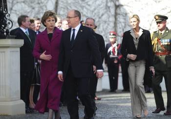 Mary McAleese, presidenta de Irlanda, con Alberto de Mónaco. Detrás, Charlene Wittstock