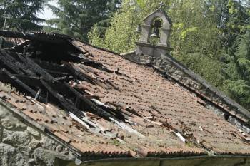 La cubierta de la capilla de Os Remedios, que se encuentra muy deteriorada tras el incendio, tiene uralitas. (Foto: MIGUEL ÁNGEL)