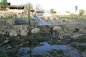 Imagen de las termas públicas de A Chavasqueira, con más bañistas y un río cercano, el Miño, con muy escaso caudal. (Foto: JOSÉ PAZ)