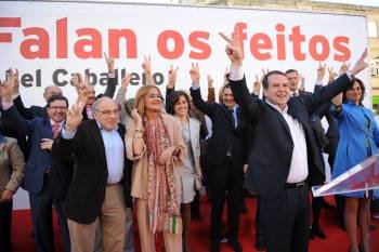 Abel Caballero con sus candidatos, pero sin las siglas socialistas. (Foto: BORJA T.)
