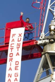 Manuel Santomé en lo alto de la grúa de la Factoría Naval. (Foto: SALVADOR SAS)
