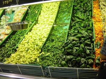 Un puesto de verdura con diferentes tipos de pimientos, uno de los alimentos que más se encareció. (Foto: ARCHIVO)
