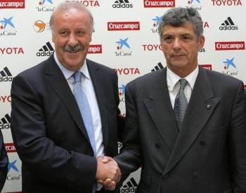 Villar, con el seleccionador nacional Vicente del Bosque.  (Foto: )
