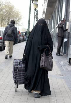 Una mujer con 'burka' camina por una calle de París. (Foto: ARCHIVO)