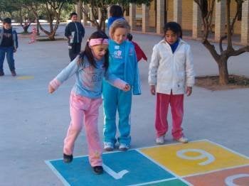 Tres niñas jugando en el patio del colegio. (Foto: ARCHIVO)