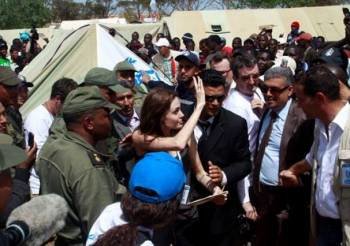 Jolie, saludando, en un campo de refugiados ubicado en la frontera entre Libia y Túnez.