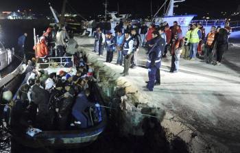 Un barco con inmigrantes arriba a la isla italiana de Lampedusa. EFE