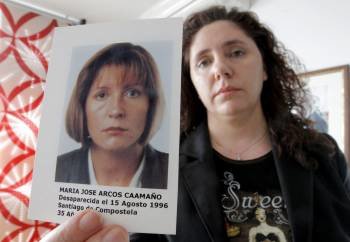  Rosa Arcos, muestra una fotografía de su hermana de María José, la joven compostelana desaparecida hace 15 años.