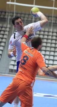Un jugador del Aragón intenta detener un ataque rival. (Foto: JORGE LANDÍN)