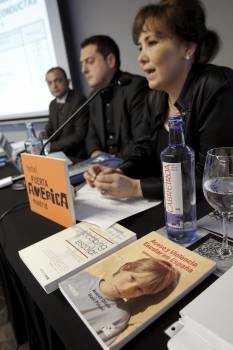 Pedro González, Iñaki Piñuel y Araceli Oñate hicieron pública la sentencia. (Foto: JUANJO MARTÍN)