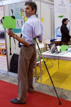 Emanuele Lopopolo presenta un utensilio plegable en el que reposar la espalda. Foto: EFE 