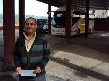 Bernardo García visitó ayer la estación de autobuses de Carballiño. (Foto: LR)