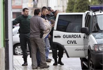 Agentes de la Guardia Civil detienen a un atracador en Salvaterra do Miño. (Foto: ARCHIVO)